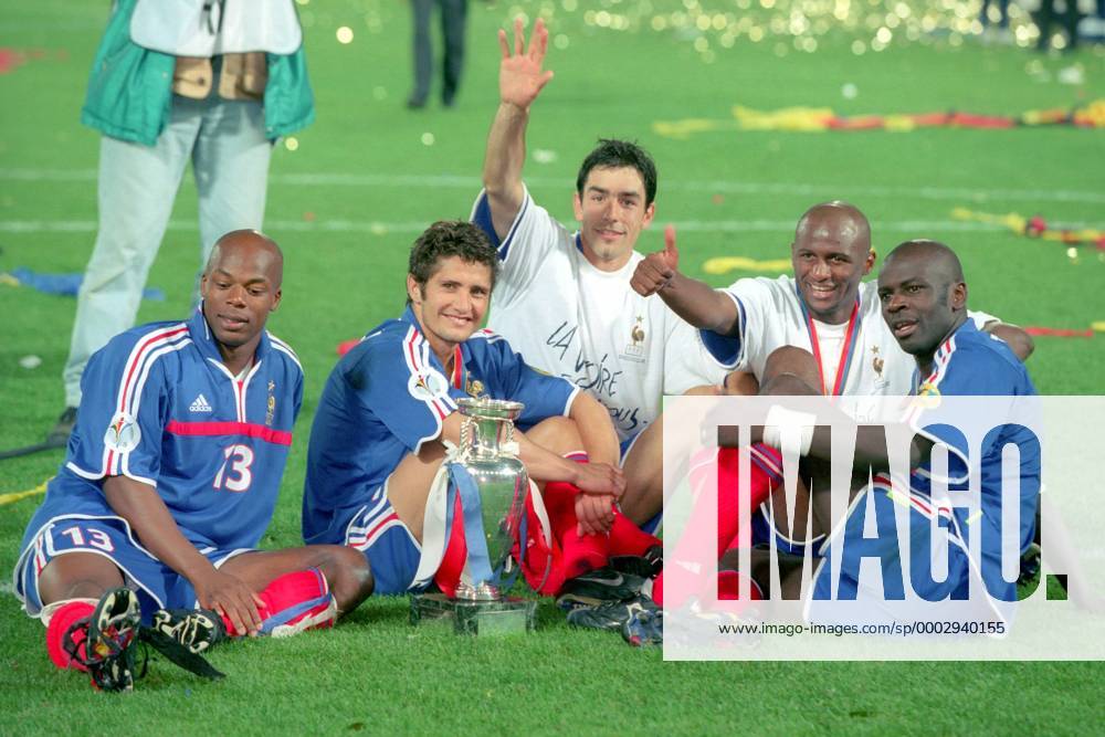 Fußball, EM Finale 2000 in Rotterdam, Frankreich - Italien 2-1 n.V. Europameister 2000 Frankreich, v.li.: Sylvain Wiltord, Bixente Lizarazu, Robert Pires, Patrick Vieira und Lilian Thuram sitzen um den Coupe Henri Delaunay Fußball Länderspiel Herren EM 2000, Nationalmannschaft, Nationaltrikot, Endspiel, Finale Gruppe Rotterdam Glück, Harmonie, Freude, Fußball Länderspiel Herren EM 2000, Nationalmannschaft, Nationaltrikot, Endspiel, Finale Gruppe Rotterdam Glück, Harmonie, Freude,