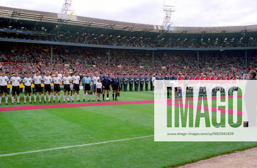 Nationalhymnen vor dem EM Finale 1996 zwischen Deutschland (li.) und Tschechien im ausverkauften Wembleystadion Fußball Länderspiel Herren EM 1996 Nationalmannschaft, Nationaltrikot Finale Endspiel Deutschland - Tschechien 2:1 n.V., Vneg Totale Wembley Wembleystadion London Fußball Länderspiel Herren EM 1996 Nationalmannschaft, Nationaltrikot Finale Endspiel Deutschland - Tschechien 2:1 n.V., Vneg Totale Wembley Wembleystadion London
