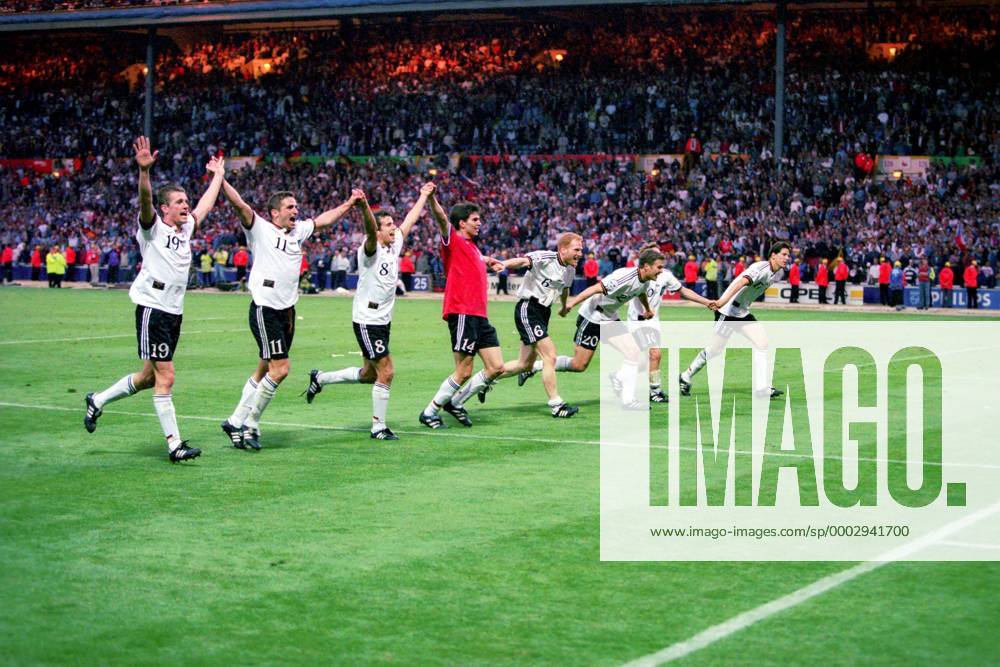 Europameister 1996 Deutschland v.li.: Thomas Strunz, Stefan Kuntz, Mehmet Scholl, Markus Babbel, Matthias Sammer, Oliver Bierhoff und Christian Ziege - Schlußjubel im ausverkauften Wembleystadion Fußball Länderspiel Herren EM 1996 Nationalmannschaft, Nationaltrikot Finale Endspiel Deutschland - Tschechien 2:1 n.V., Vneg Totale Wembley Wembleystadion London Freude, Begeisterung, Fußball Länderspiel Herren EM 1996 Nationalmannschaft, Nationaltrikot Finale Endspiel Deutschland - Tschechien 2:1 n.V., Vneg Totale Wembley Wembleystadion London Freude, Begeisterung,