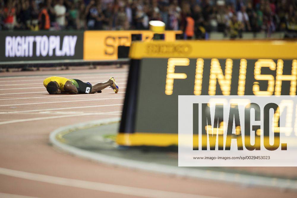 Jamaicas Usain Bolt ligger ner pa banan skadad i finalen pa stafetten 4x100 meter under dag nio av friidrotts-VM den 12 augusti 2017 i London.
