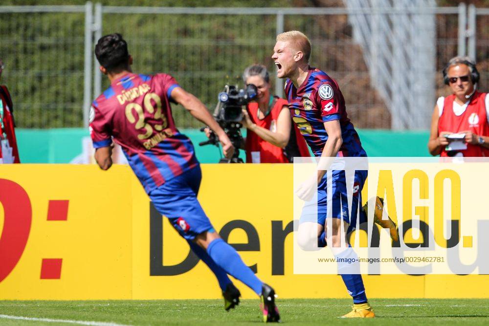 Vl. Lars Lokotsch (Bonner SC, 8) erzielt das Tor zum 1:0, Bonner SC - Hannover 96 Bonn
