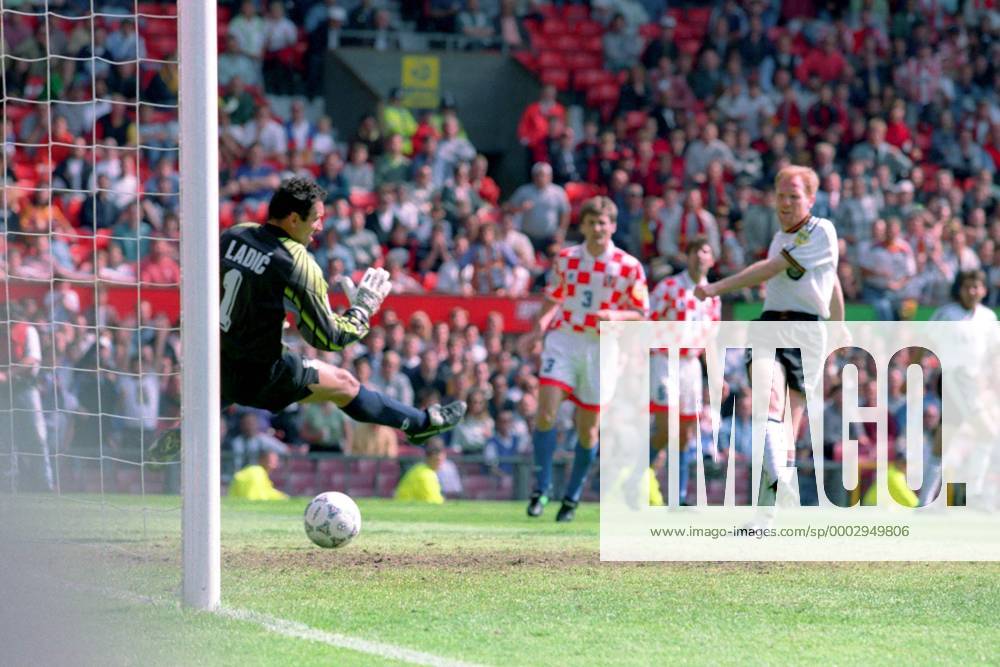 Matthias Sammer (Deutschland, re.) erzielt gegen Torwart Drazen Ladic (Kroatien) das 2:1 Fußball Länderspiel Herren EM 1996, Nationalmannschaft, Nationaltrikot Viertelfinale, Deutschland - Kroatien 2:1, Vneg Totale Manchester Dynamik, Fußball Länderspiel Herren EM 1996, Nationalmannschaft, Nationaltrikot Viertelfinale, Deutschland - Kroatien 2:1, Vneg Totale Manchester Dynamik,