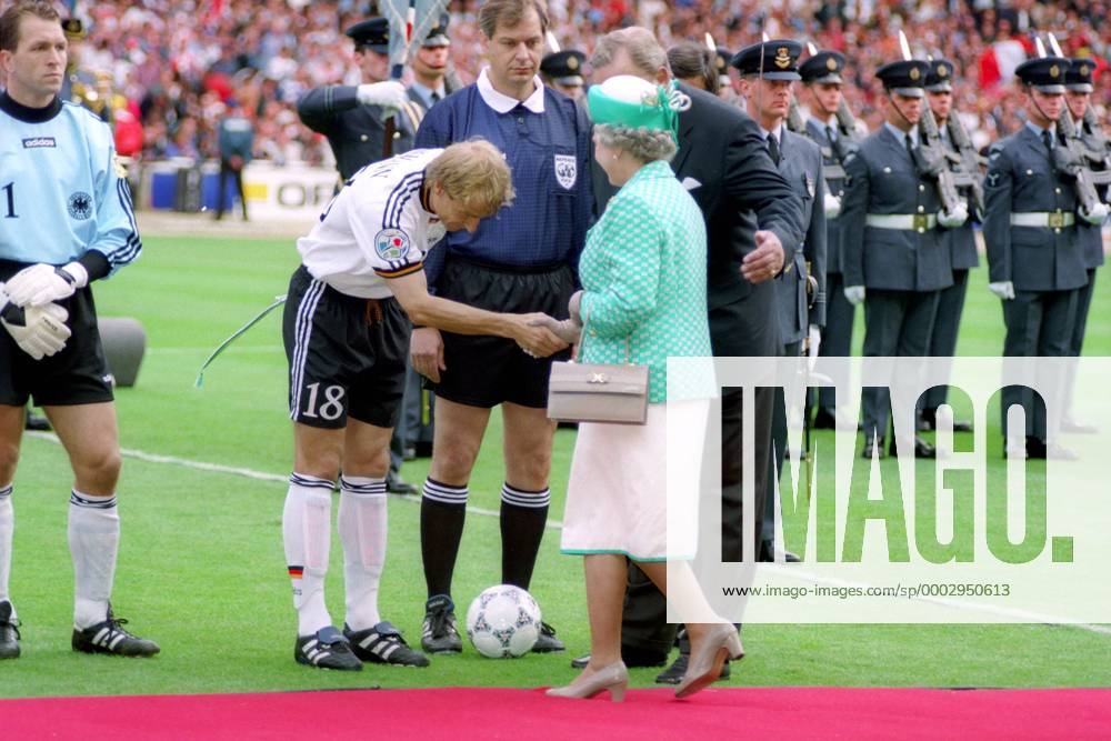 Jürgen Klinsmann (Deutschland, 2.v.li.) wird Queen Elizabeth II. (Großbritannien, Mitte) vorgestellt, daneben Torwart Andreas Köpke (Deutschland, li.) und FIFA Schiedsrichter Pierluigi Pairetto (Italien) Fußball Länderspiel Herren EM 1996, Nationalmannschaft, Nationaltrikot, Finale, Endspiel Gruppe London Unterwerfung, Fußball Länderspiel Herren EM 1996, Nationalmannschaft, Nationaltrikot, Finale, Endspiel Gruppe London Unterwerfung,