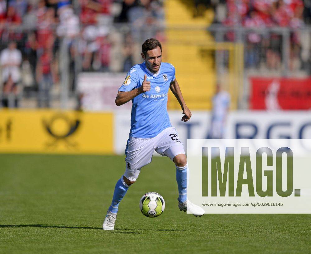Fussball DFB Pokal 2017 2018, 1. Runde, TSV 1860 München - FC Ingolstadt 04, im Städtischen Stadion an der Grünwalderstrasse in München. Markus Ziereis (TSV 1860 München) am Ball.