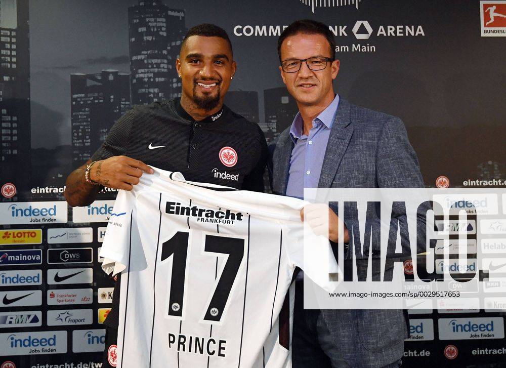 Fussball 1.Bundesliga, Eintracht Frankfurt Pressekonferenz, v.l. Kevin-Prince Boateng (Eintracht Frankfurt), Fredi Bobic (Mitglied des Vorstandes Eintracht Frankfurt Fussball AG) Frankfurt am Main