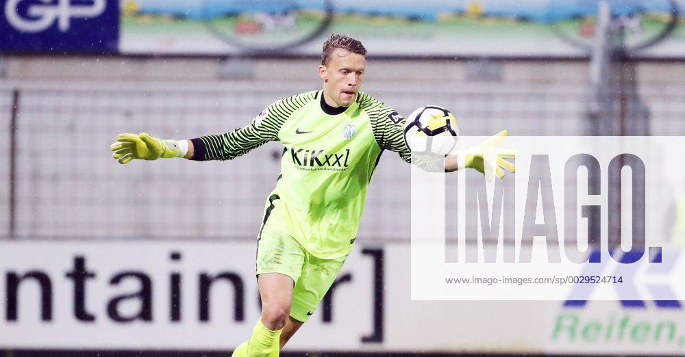 Meppen - Zwickau Fussball 3.Liga Meppen, 18.08.2017, Emslandstadion, 3.Liga, 5.Spieltag , SV Meppen vs. FSV Zwickau 4:0 (2:0) , Im Bild; Torwart Erik Domaschke (Meppen). ,