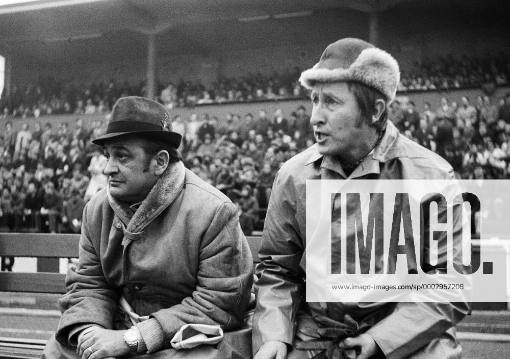Fußball, Trainerhistorie, Kickers Offenbach Trainer Rudi Gutendorf (re.) und Präsident Horst Gregorio Canellas (beide Offenbach) auf der Bank Fußball 1. BL Herren Saison 1970 1971, Offenbacher Kickers, OFC Gruppe Oberhausen Fußball 1. BL Herren Saison 1970 1971, Offenbacher Kickers, OFC Gruppe Oberhausen