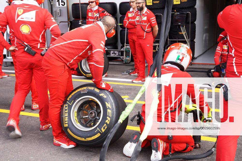 Mechanics Ferrari and Pirelli Tyre Belgian Grand Prix, Spa-Francorchamps 24 - 27 August 2017 24.08.2017 - Mechanics Ferrari and Pirelli Tyre