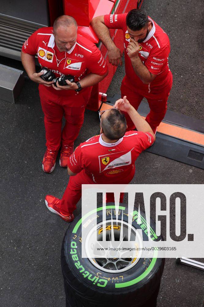 Mechanics Ferrari and Pirelli Tyre Belgian Grand Prix, Spa-Francorchamps 24 - 27 August 2017 24.08.2017 - Mechanics Ferrari and Pirelli Tyre