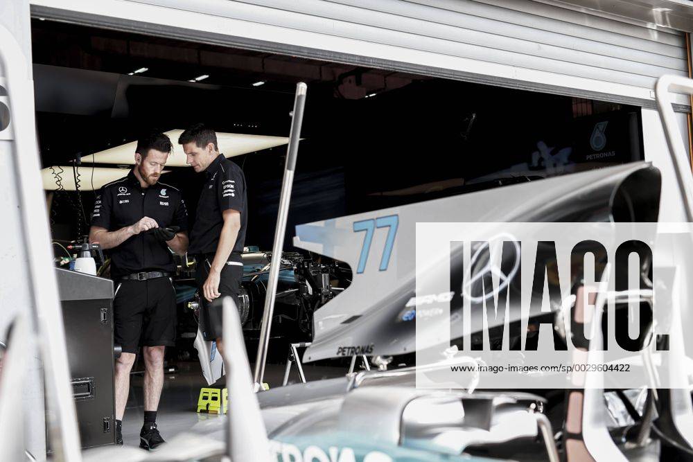 Motorsports: FIA Formula One World Championship WM Weltmeisterschaft 2017, Grand Prix of Belgium, mechanic of Mercedes AMG Petronas F1 Team Spa-Francorchamps Belgium ZWEIx