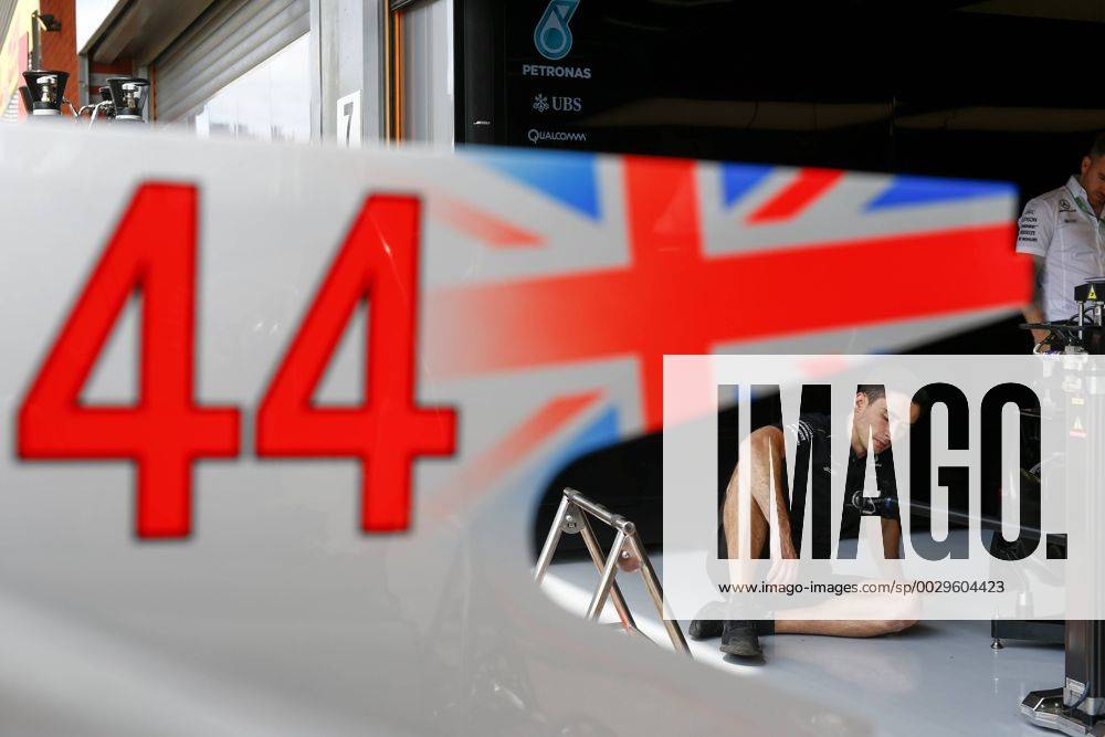 Motorsports: FIA Formula One World Championship WM Weltmeisterschaft 2017, Grand Prix of Belgium, mechanic of Mercedes AMG Petronas F1 Team Spa-Francorchamps Belgium ZWEIx