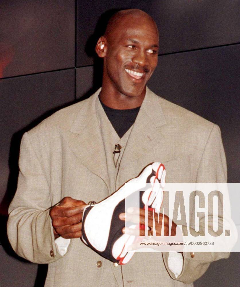Michael Jordan (USA Chicago Bulls) präsentiert den neuen AIR JORDAN BLACK CAT Sneaker von Nike - (nyp97090908) Basketball Herren NBA 1997, Pressekonferenz, Pressetermin, Sponsor, Werbepartner, Werbung, Sponsorentermin Einzelbild New York, NY, N Y Freude, Basketball Herren NBA 1997, Pressekonferenz, Pressetermin, Sponsor, Werbepartner, Werbung, Sponsorentermin Einzelbild New York, NY, N Y Freude,