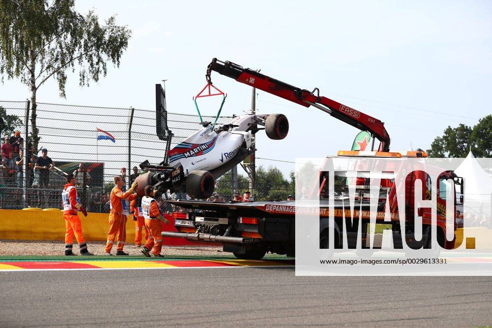Der beschaedigte Williams von Felipe Massa (Williams Martini Racing) wird abgeschleppt, Grosser Preis von Belgien 2017, Rennen, Motorsport, Formel 1, 25.08.2017, Spa Franchorchamps