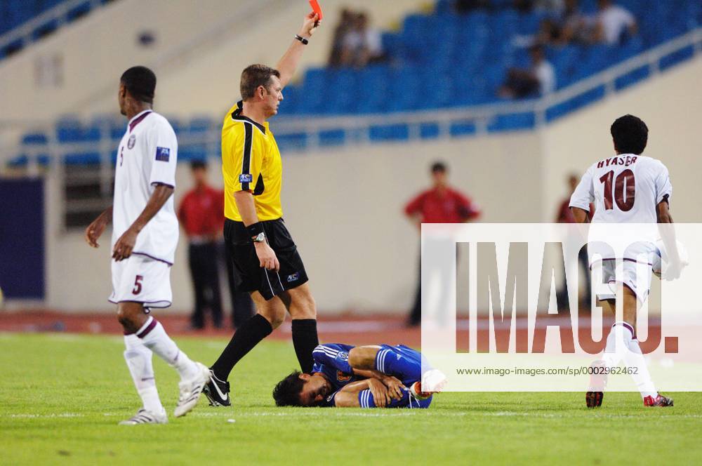 FIFA Schiedsrichter Matthew Breeze (Australien) zeigt Hussain Abdulrahman (Qatar, re.), Hideo Hashimoto (Japan) am Boden - (2007071212195447) Fußball Länderspiel Herren AFC Asian Cup 2007, Asien, AsianCup, AsienCup, AsiaCup, Asienmeisterschaft, Nationalteam Gruppe o0 Hanoi Fußball Länderspiel Herren AFC Asian Cup 2007, Asien, AsianCup, AsienCup, AsiaCup, Asienmeisterschaft, Nationalteam Gruppe o0 Hanoi
