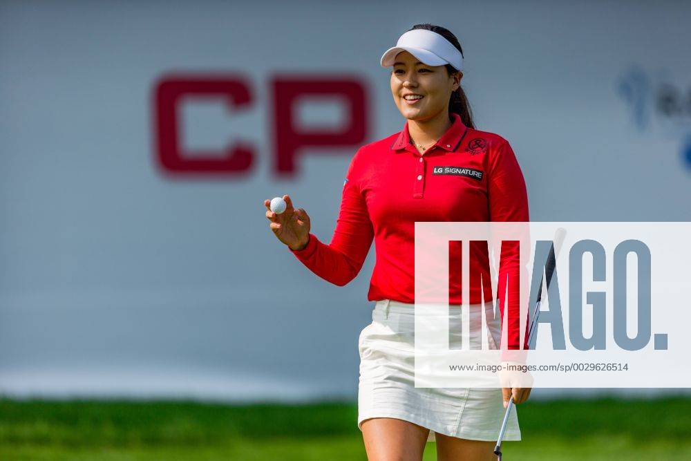 OTTAWA, ON - AUGUST 25: In Gee Chun (KOR)acknowledges the crowd after sinking her putt on the 18th hole during the second round of the Canadian Pacific Women s Open on August 25, 2017 at The Ottawa Hunt and Golf Club, in Ottawa, ON, Canada. (Photo by Richard A. Whittaker Icon Sportswire) GOLF: AUG 25 LPGA Golf Damen - Canadian Pacific Women s Open - Second Round Icon2017082511