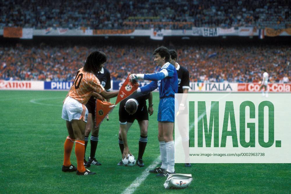 Ruud Gullit (Niederlande, li.) und Torwart Rinat Dasaev (UdSSR) beim Wimpeltausch, dahinter das Schiedsrichtergespann um FIFA Schiedsrichter Dieter Pauly (BR Deutschland, Mitte) Fußball Länderspiel Herren EM 1988, Nationalmannschaft, Nationaltrikot, Gruppe B, Sowjetunion - Niederlande 1:0, SU, BRD Gruppe Köln Harmonie, Fußball Länderspiel Herren EM 1988, Nationalmannschaft, Nationaltrikot, Gruppe B, Sowjetunion - Niederlande 1:0, SU, BRD Gruppe Köln Harmonie,