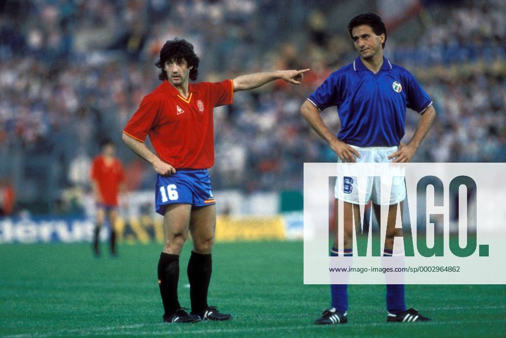 Jose Maria Bakero (Spanien, li.) gibt Anweisungen, daneben Riccardo Ferri (Italien) Fußball Länderspiel Herren EM 1988, Nationalmannschaft, Nationaltrikot, Gruppe A, Italien - Spanien 1:0 Gruppe Frankfurt M. Fußball Länderspiel Herren EM 1988, Nationalmannschaft, Nationaltrikot, Gruppe A, Italien - Spanien 1:0 Gruppe Frankfurt M.