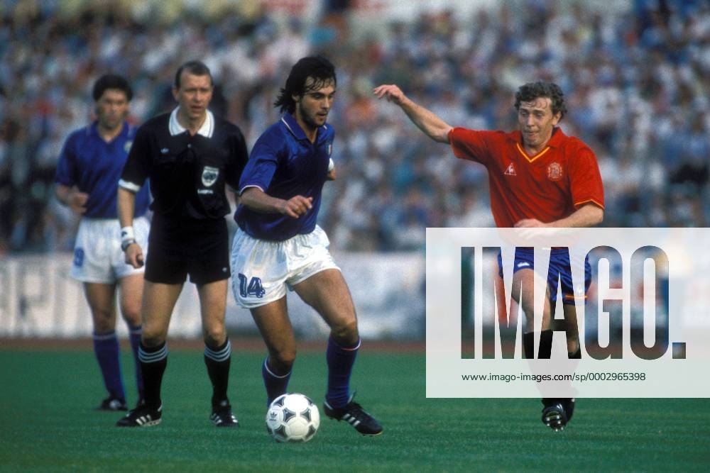 Giuseppe Giannini (Italien, Mitte) am Ball, daneben Emilio Butragueno (Spanien, re.) Fußball Länderspiel Herren EM 1988, Nationalmannschaft, Nationaltrikot, Gruppe A, Italien - Spanien 1:0 Gruppe Frankfurt M. Dynamik, Fußball Länderspiel Herren EM 1988, Nationalmannschaft, Nationaltrikot, Gruppe A, Italien - Spanien 1:0 Gruppe Frankfurt M. Dynamik,