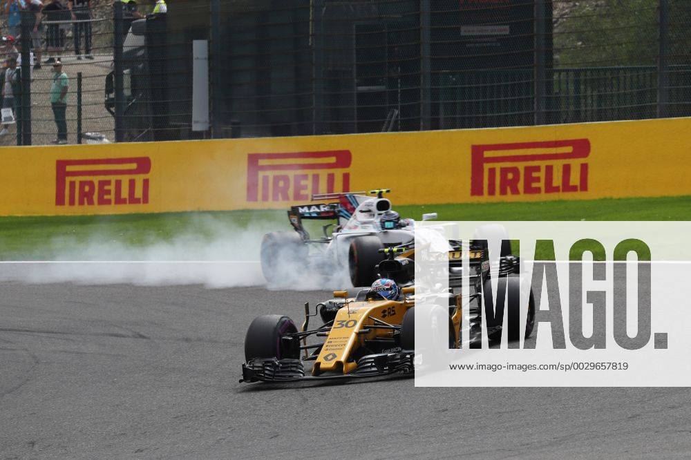 Race, Jolyon Palmer (GBR) Renault F1 Team RS17 leads Lance Stroll (CDN) Williams FW40 Belgian Grand Prix, Spa-Francorchamps 24 - 27 August 2017 27.08.2017 - Race, Jolyon Palmer (GBR) Renault Sport F1 Team RS17 leads Lance Stroll (CDN) Williams FW40