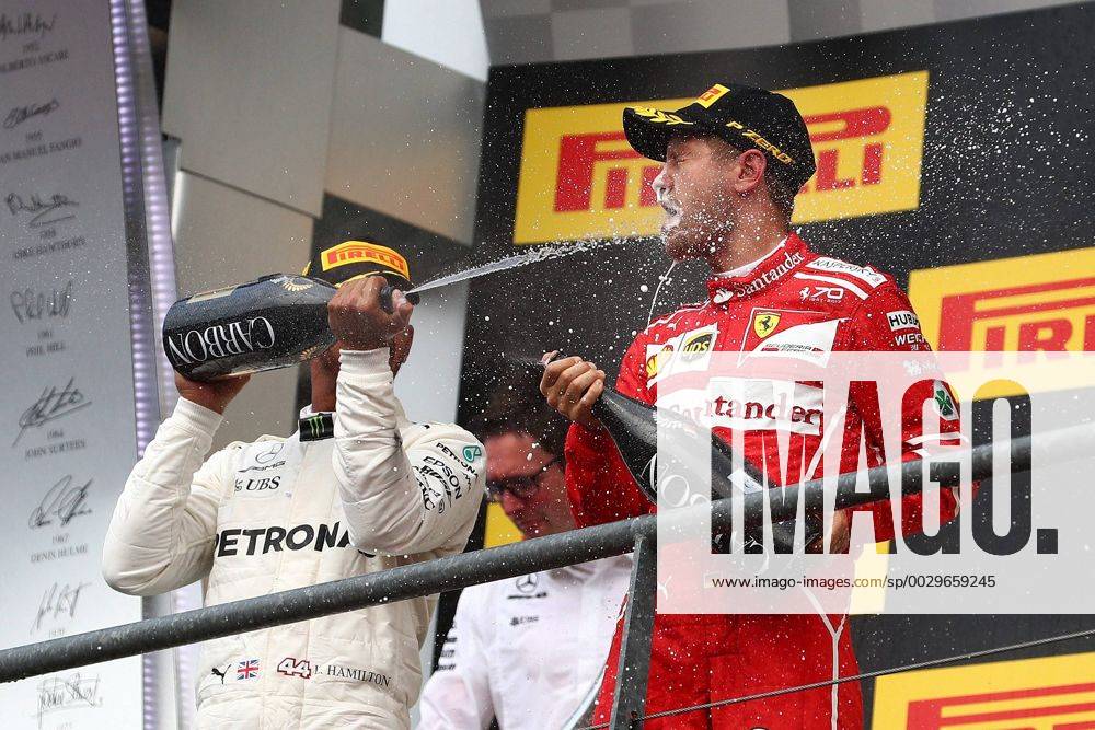 - SPORT Lewis Hamilton (Mercedes AMG Petronas Formula One Team) bespritzt Sebastian Vettel (Scuderia Ferrari) mit Champagner, Grosser Preis von Belgien 2017, Rennen, Motorsport, Formel 1, 27.08.2017, Spa Francorchamps