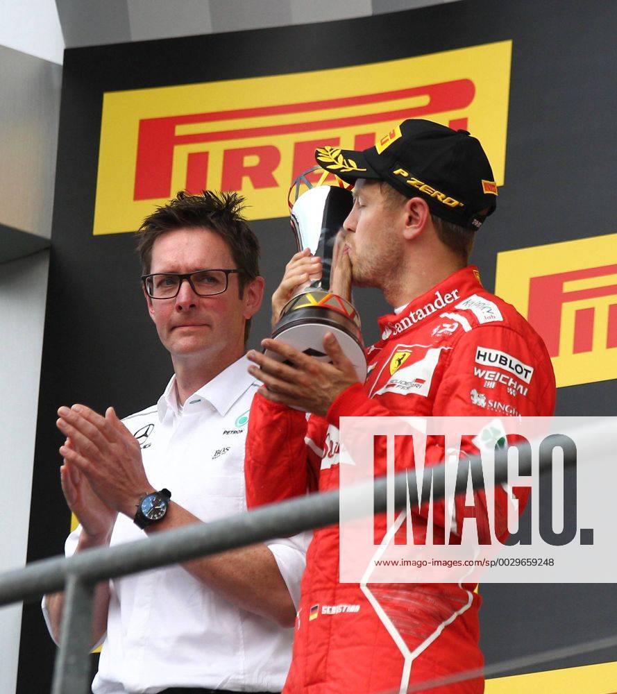 Sebastian Vettel (Scuderia Ferrari) kuesst den Pokal, Grosser Preis von Belgien 2017, Rennen, Motorsport, Formel 1, 27.08.2017, Spa Francorchamps