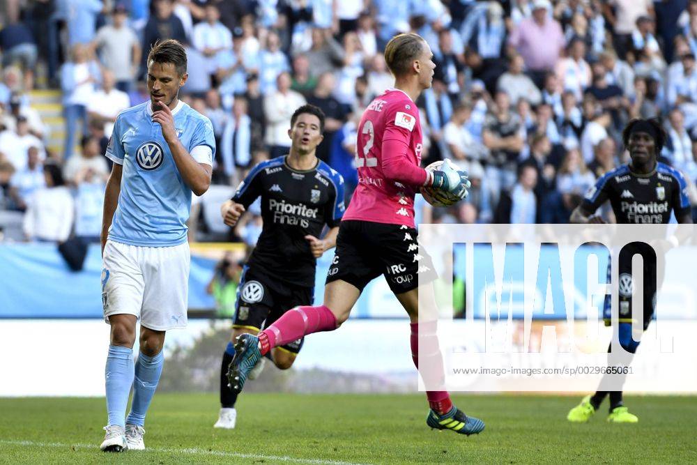 Malmö FFs Markus Rosenberg deppar efter att ha missat en straff under fotbollsmatchen i Allsvenskan mellan Malmö FF och IFK Göteborg den 27 augusti 2017 i Malmö.