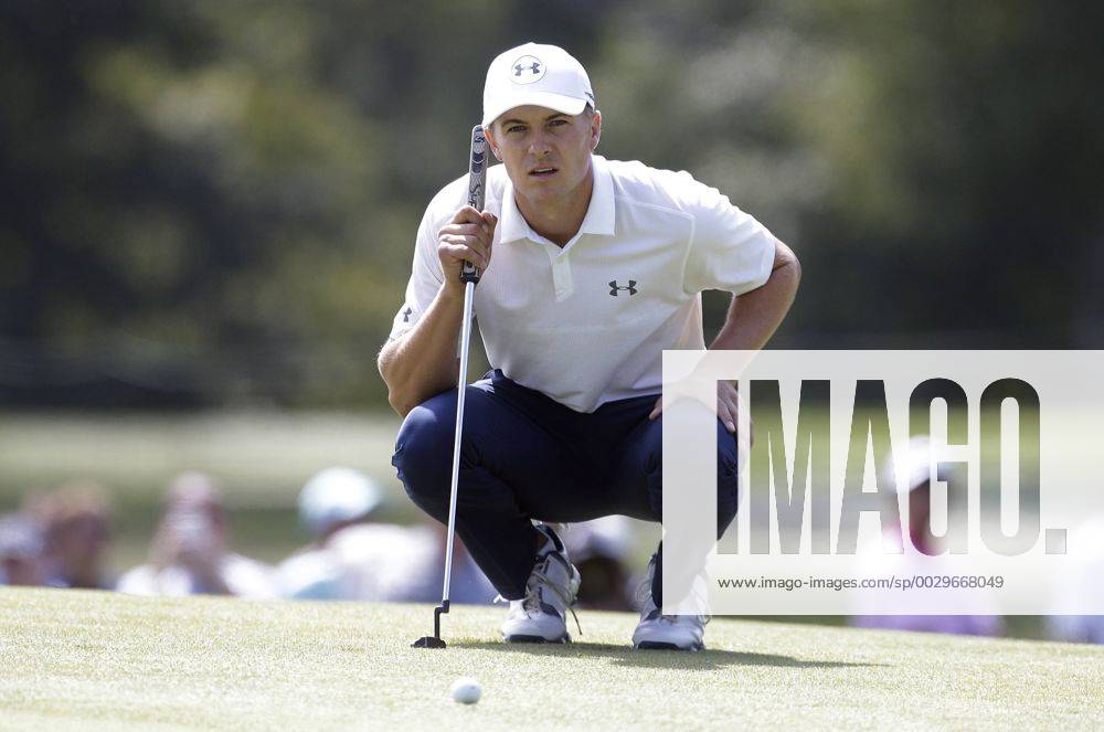 Jordan Spieth lines up a putt on the first hole in the final round of The Northern Trust golf championship at the Glen Oaks Club in Old Westbury, New York on August 27, 2017. Glen Oaks Club is hosting THE NORTHERN TRUST for the first time. NYP20170827107 JOHNxANGELILLO