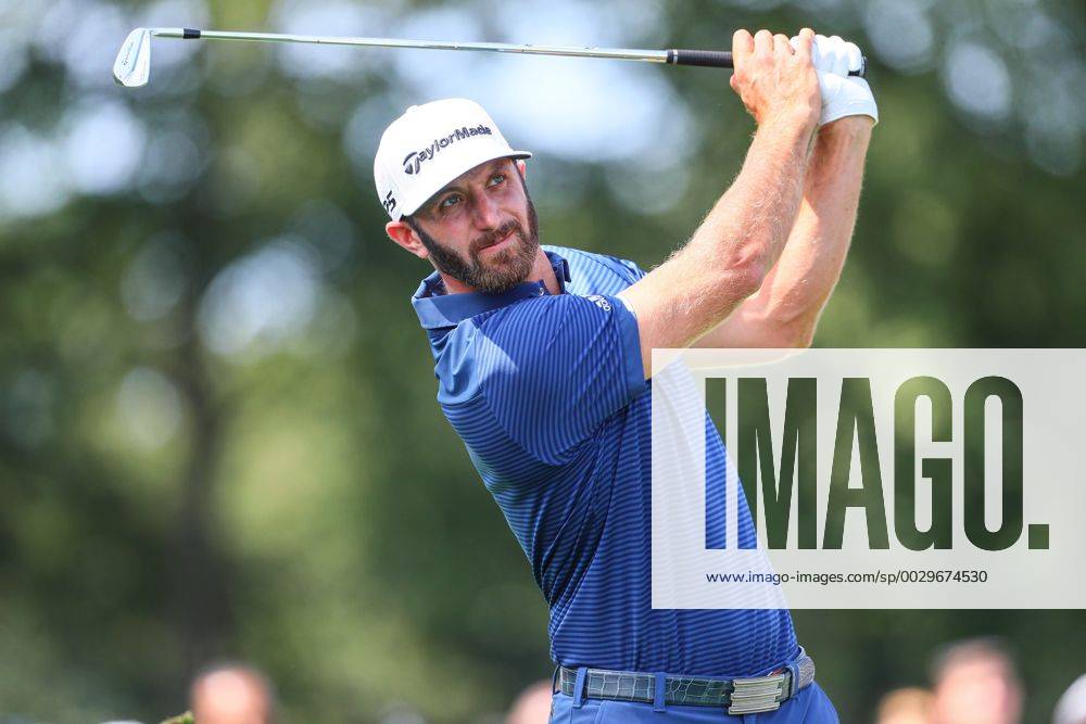 OLD WESTBURY, NY - AUGUST 27: Dustin Johnson tees off at the second hole during the final round of The Northern Trust PGA Golf Herren Golf Tournament on August 27, 2017 at Glen Oaks Club in Old Westbury, NY. (Photo by Rich Graessle Icon Sportswire) GOLF: AUG 27 PGA - The Northern Trust - Final Round Icon082617124