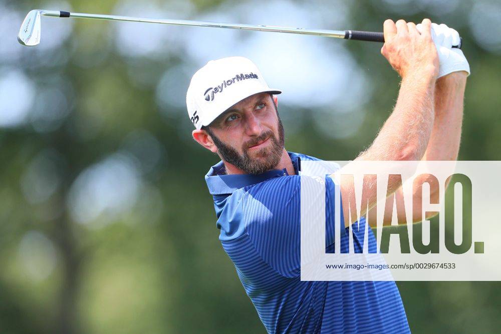 OLD WESTBURY, NY - AUGUST 27: Dustin Johnson tees off at the second hole during the final round of The Northern Trust PGA Golf Herren Golf Tournament on August 27, 2017 at Glen Oaks Club in Old Westbury, NY. (Photo by Rich Graessle Icon Sportswire) GOLF: AUG 27 PGA - The Northern Trust - Final Round Icon082617125