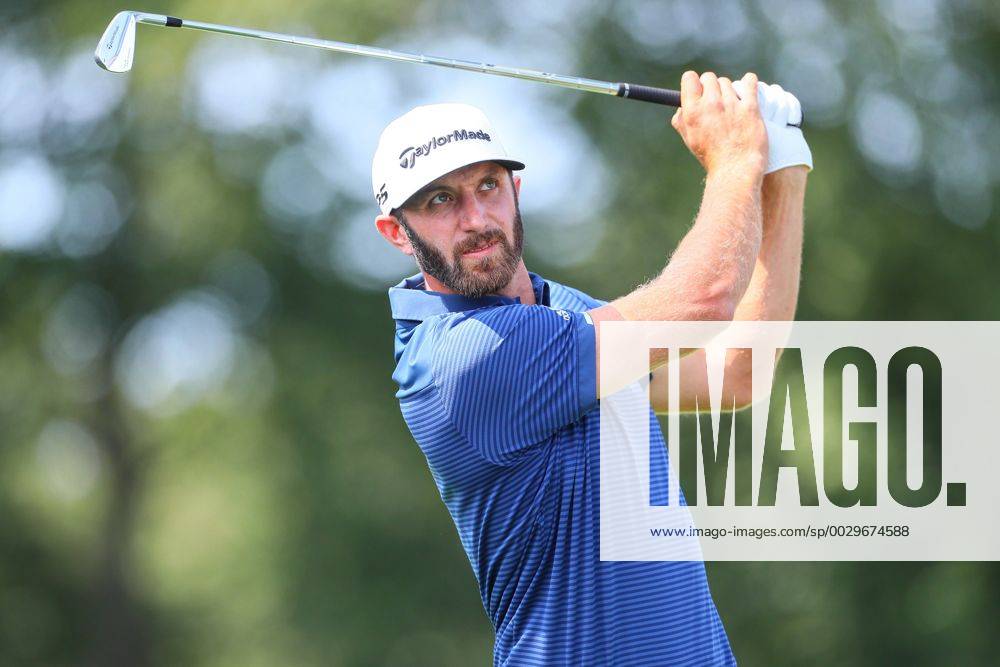 OLD WESTBURY, NY - AUGUST 27: Dustin Johnson tees off on the 2nd hole during the final round of The Northern Trust PGA Golf Herren Golf Tournament on August 27, 2017 at Glen Oaks Club in Old Westbury, NY. (Photo by Rich Graessle Icon Sportswire) GOLF: AUG 27 PGA - The Northern Trust - Final Round Icon082617145