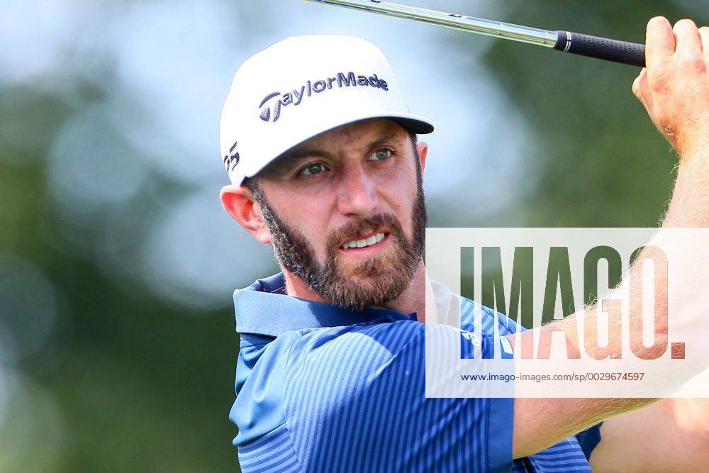 OLD WESTBURY, NY - AUGUST 27: Dustin Johnson tees off at the 2nd hole during the final round of The Northern Trust PGA Golf Herren Golf Tournament on August 27, 2017 at Glen Oaks Club in Old Westbury, NY. (Photo by Rich Graessle Icon Sportswire) GOLF: AUG 27 PGA - The Northern Trust - Final Round Icon082617150