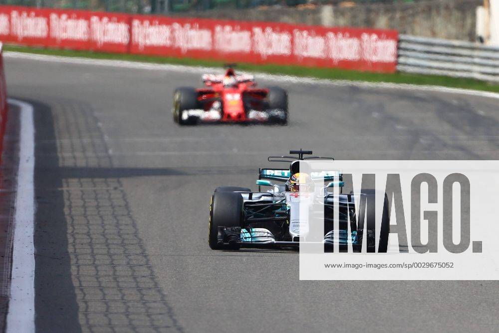 Lewis Hamilton (Mercedes AMG Petronas Formula One Team) vor Sebastian Vettel (Scuderia Ferrari), Grosser Preis von Belgien 2017, Rennen, Motorsport, Formel 1, 27.08.2017, Spa Francorchamps