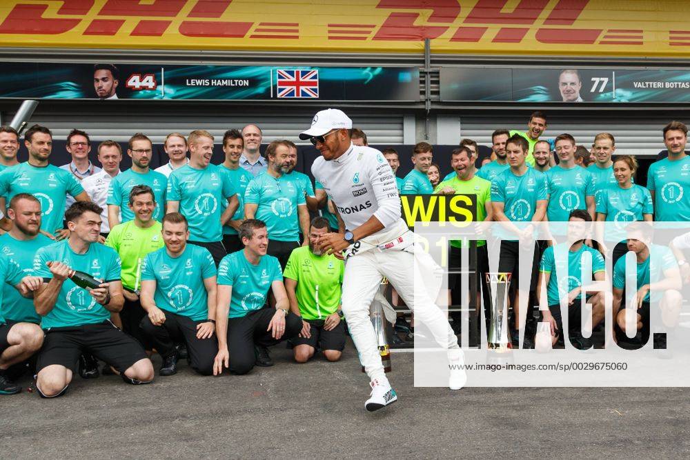 Lewis Hamilton (Mercedes AMG Petronas Formula One Team) fluechtet vor der bevorstehenden Champagnerdusche beim Gruppenfoto, Grosser Preis von Belgien 2017, Rennen, Motorsport, Formel 1, 27.08.2017, Spa Francorchamps