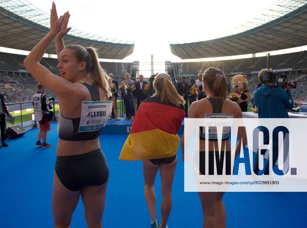 Leichtathletik Berlin 27.08.2017 Olympiastadion Berlin ISTAF 75 Internationales Stadion Fest Berlin 4x100m Staffel Damen Siegerehrung auf der temporaeren Eventbuehne ISTAF FANTRIBUEHNE vlnr Alexandra BURGHARDT Gina LÜCKENKEMPER ( LUECKENKEMPER ) Rebekka HAASE GER