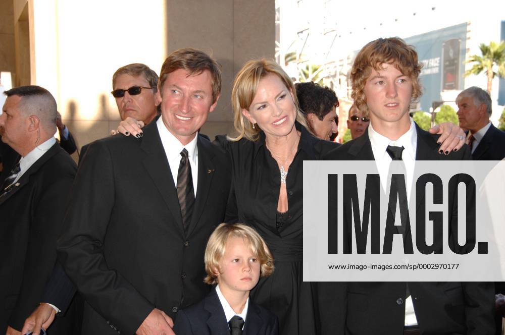 Head Coach Wayne Gretzky (Kanada Phoenix Coyotes) mit Ehefrau Janet Jones und zwei Söhnen bei den ESPY Awards 2007 Eishockey Herren ESPY Awards 2007 Award Ehrung Auszeichnung Sportlerehrung Sportlerauszeichnung Gruppe Los Angeles L.A. LA Eishockey Herren ESPY Awards 2007 Award Ehrung Auszeichnung Sportlerehrung Sportlerauszeichnung Gruppe Los Angeles L.A. LA