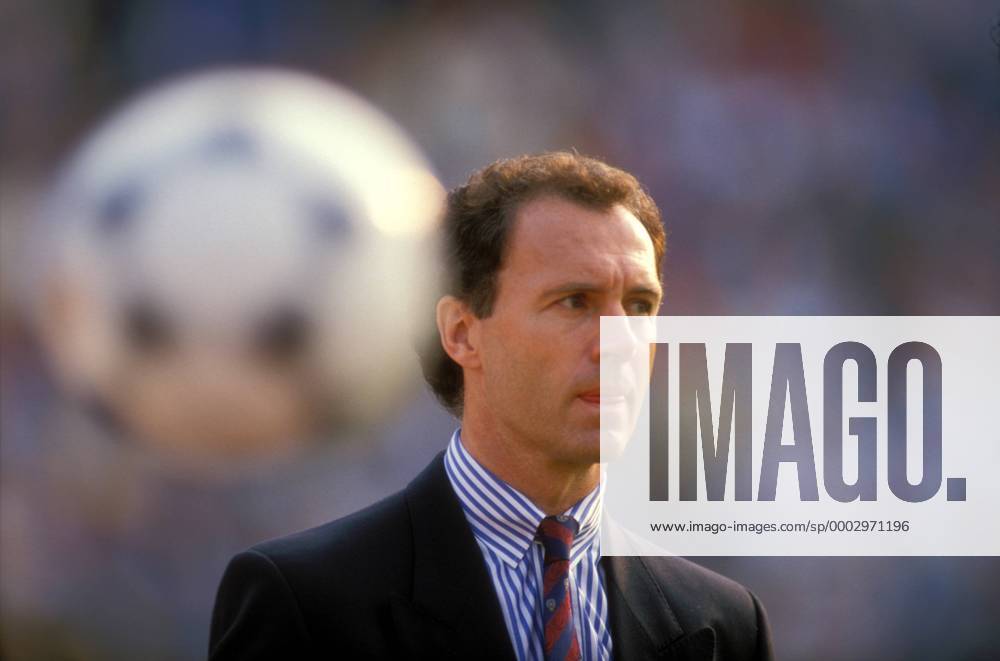 Teamchef Franz Beckenbauer (BR Deutschland) Fußball Länderspiel Herren EM 1988, Nationalmannschaft, Gruppe A, BRD Einzelbild Düsseldorf Skepsis, Fußball Länderspiel Herren EM 1988, Nationalmannschaft, Gruppe A, BRD Einzelbild Düsseldorf Skepsis,