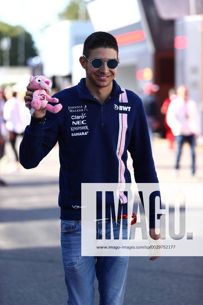 Esteban Ocon (Sahara Force India F1 Team) mit Pink Panther in der Hand, Grosser Preis von Italien 2017, Rennen, Motorsport, Formel 1, 03.09.2017, Monza