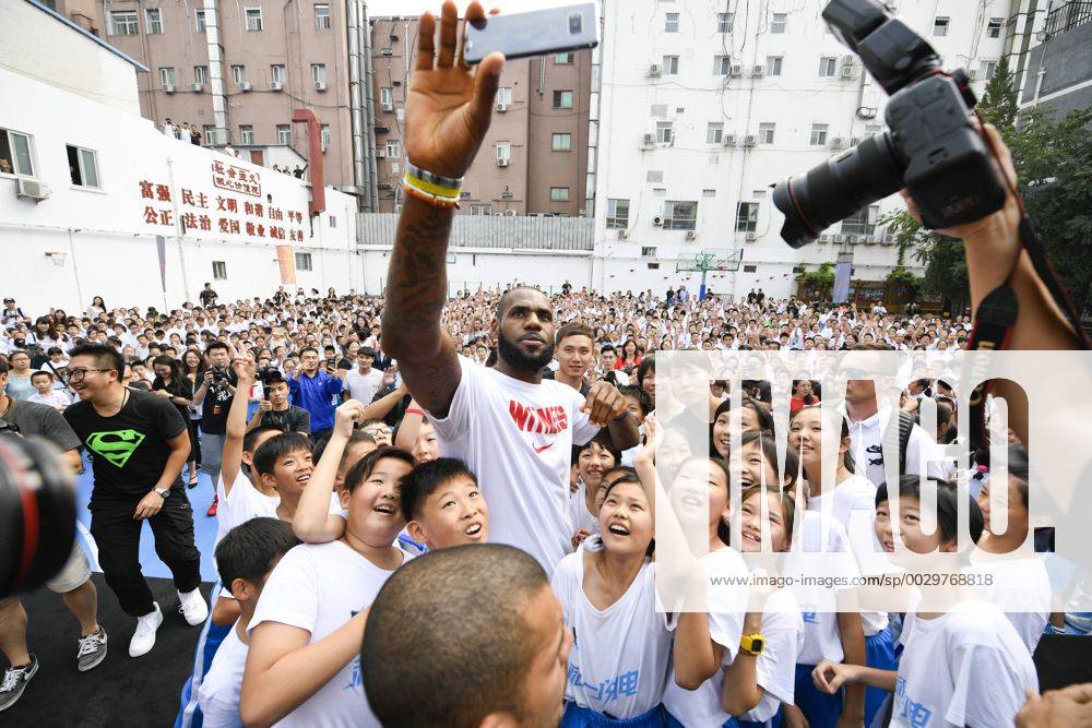 - SPORT BEIJING, CHINA - SEPTEMBER 04: NBA Basketball Herren USA star LeBron James of the Cleveland Cavaliers meets fans at a Nike store on September 4, 2017 in Beijing, China.