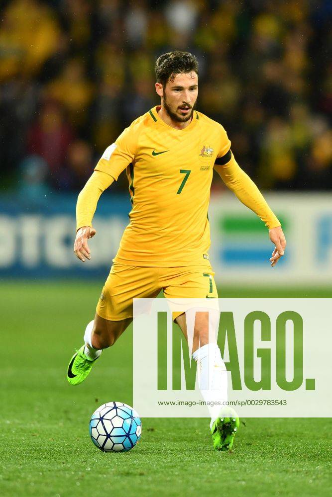 Melbourne, Victoria, Australia - MATHEW LECKIE (7) of Australia controls the ball during the 2018 FIFA World Cup WM Weltmeisterschaft Fussball Qualifier match between Australia and Thailand at AAMI Park, Melbourne, Australia. Australia won 2-1 Soccer 2017 - Australia 2:1 Thailand - ZUMAl303 20170905_zaf_l303_011
