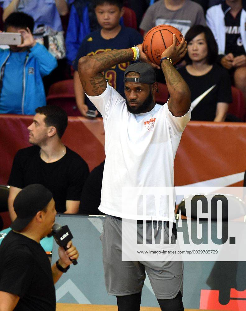 NBA Basketball Herren USA star LeBron James of Cleveland Cavaliers shows his basketball skills during a fan meeting event in Hong Kong, China, 5 September 2017. LeBron James heats up fan meeting basketball event in Hong Kong 20170905_84038