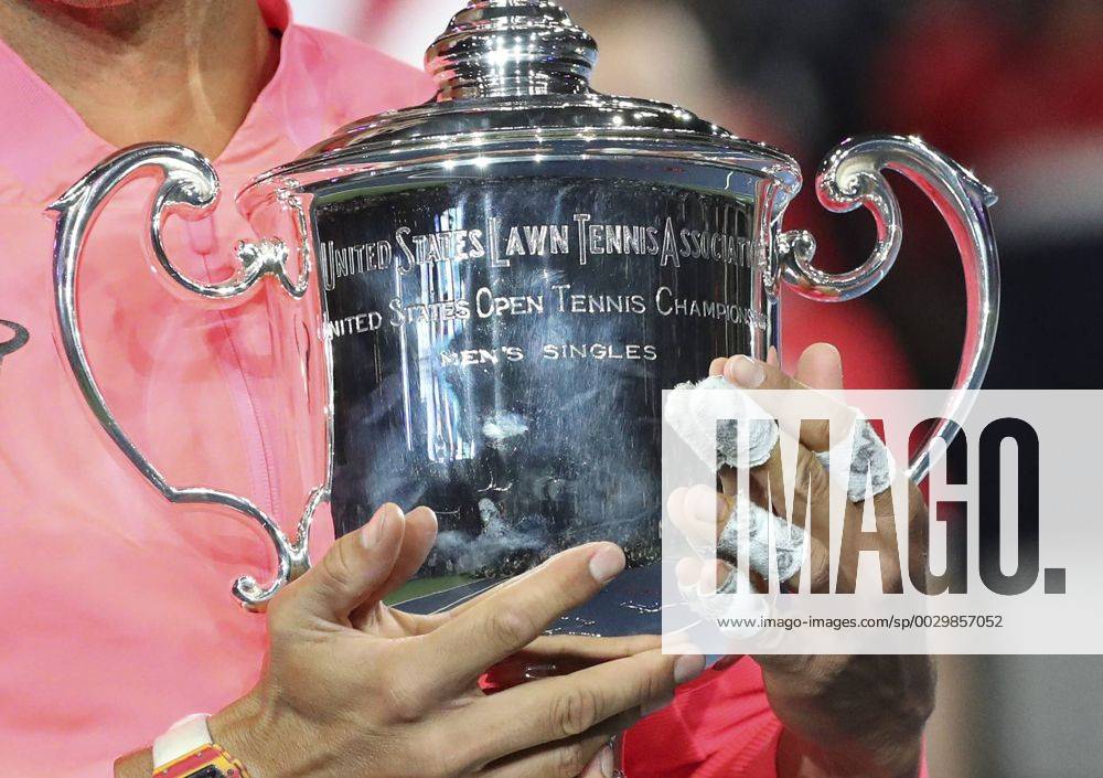 (170911) -- NEW YORK, Sept. 11, 2017 -- Rafael Nadal of Spain poses with the trophy during the awarding ceremony after his Men s singles final match against Kevin Anderson of South Africa at the 2017 US Open in New York, the United States, Sept. 10, 2017. Rafael Nadal won 3-0 to claim the title. ) (SP)US-NEW YORK-TENNIS-US OPEN WangxYing