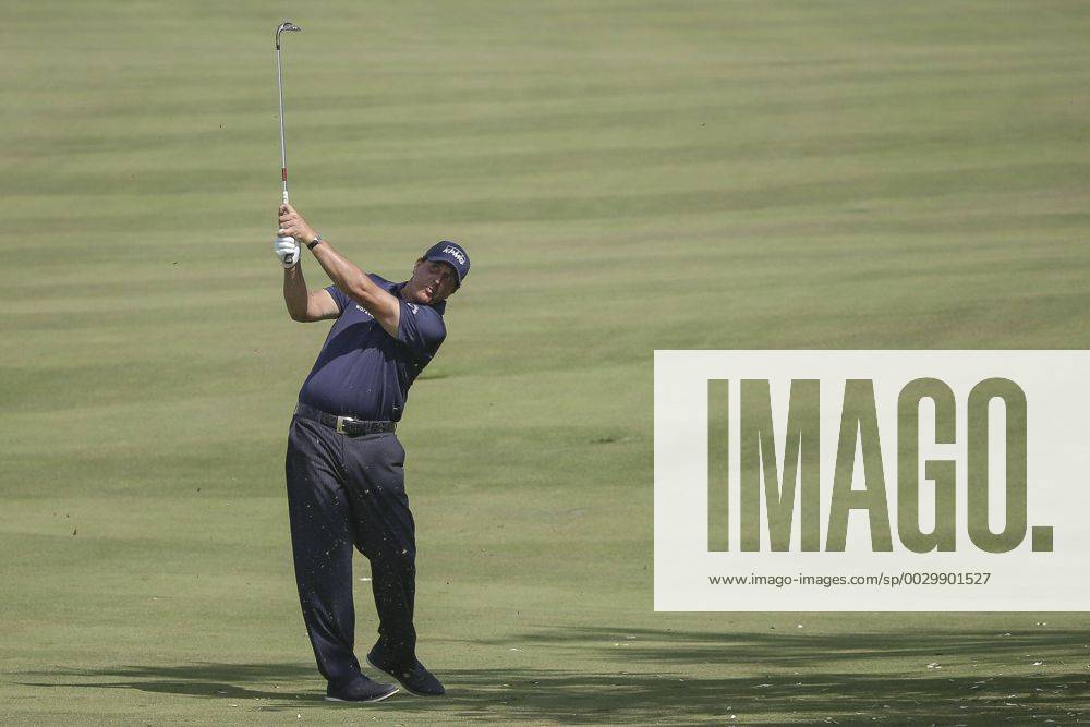 Golf, BMW Championship in Lake Forest September 14, 2017 - Chicago, IL, USA - Phil Mickelson approaches the green of the 14th hole during the first round of the BMW Championship on Thursday, Sept. 14, 2017, at Conway Farms Golf Club in Lake Forest, Ill. With new caddies, Phil Mickelson, Jason Day get their mojo back at BMW Championship - ZUMAm67_ 20170914_zaf_m67_042