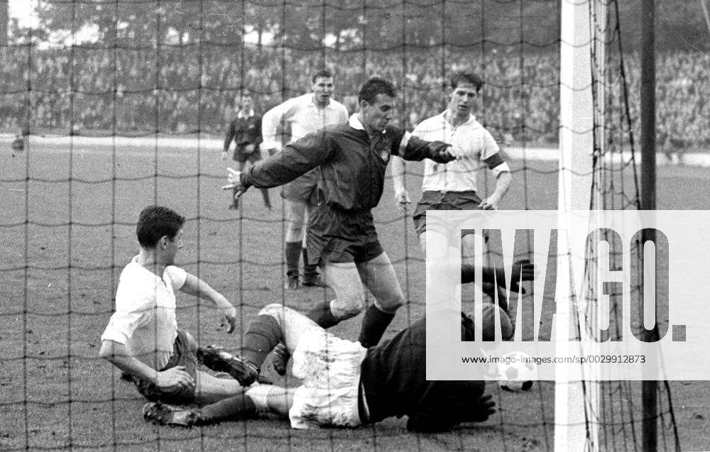 1 Football Bundesliga Season 1963 64 1 FC Cologne SV Werder Bremen 4 3 05 10 1963 Hans Schäfer Cologne dark Jersey provides for Confusion in Bremer Penalty HM