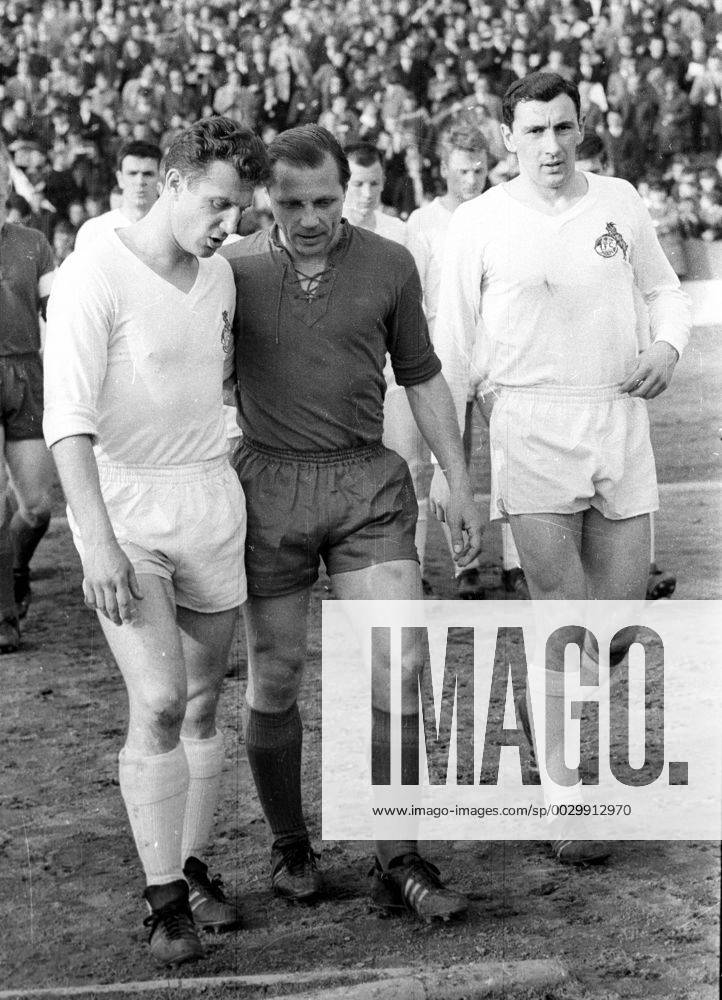1 Football Bundesliga Season 1963 64 1 FC Cologne 1 FC Nuernberg 11 04 1964 v l Hans Schäfer Max Morlock FCN and Hans Storm Cologne HM