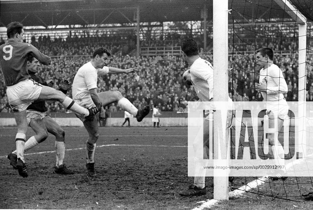 1 Football Bundesliga Season 1963 64 1 FC Cologne Hertha BSC Berlin 15 02 1964 Own goal through Hans Schäfer to 2 1 left TW Schumacher FC and Altendorff Hertha HM