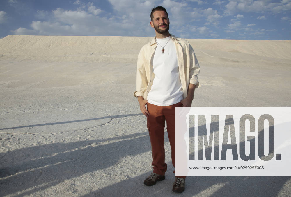 Le Papier Jacquemus Front Row - Arles Simon Porte Jacquemus during the Le Papier (The Paper) Jacquemus Fashion Show on June 27, 2022 in Arles, France.Photo by Patrick Aventurier ABACAPRESS.COM Arles France