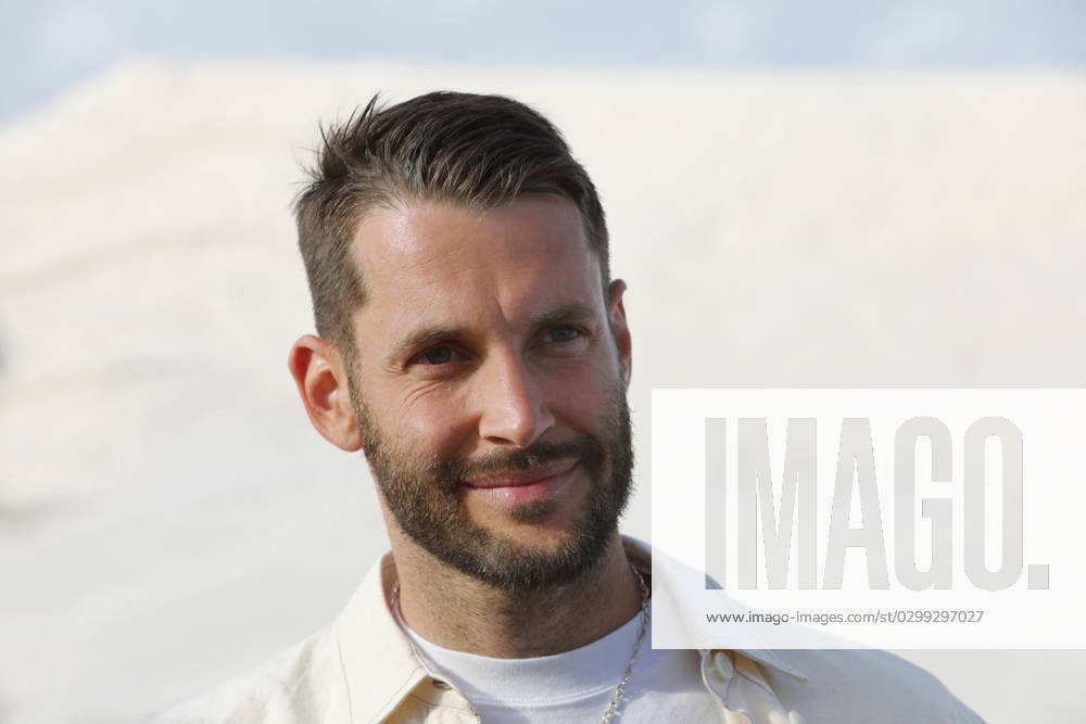 Le Papier Jacquemus Front Row - Arles Simon Porte Jacquemus during the Le Papier (The Paper) Jacquemus Fashion Show on June 27, 2022 in Arles, France.Photo by Patrick Aventurier ABACAPRESS.COM Arles France