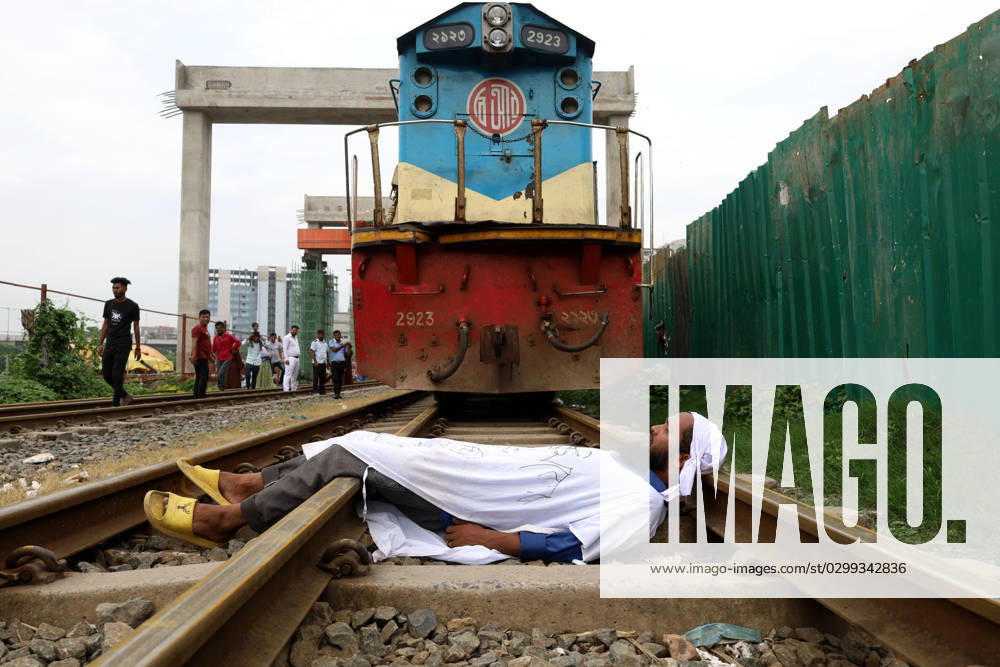 Temporary Laborers of Bangladesh Railway (TLR) blocked the railway tracks as part of a protest program for regularization of their jobs in Dhaka. Due to this, rail communication with capital Dhaka around the country is closed for about 5 hours. Around 8000 workers are working temporarily in railways across the country. The job will be made permanent after working for 3 years as per the contract. But many have not been made permanent even after 15 years. Dhaka Bangladesh - ZUMAk174 20230716_zip_k174_007