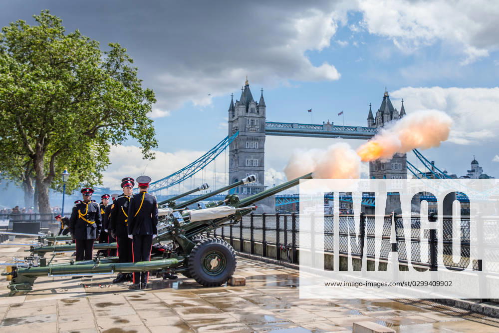 Bilder des Jahres 2023, Entertainment 07 Juli Entertainment Themen der Woche KW29 Gun Salute for Queen Camilla, London, UK. The Tower of London, UK. 17th July 2023. The Honourable Artillery Company fire a 62 Gun Royal Salute at The Tower of London to mark Her Majesty The Queens birthday. A Royal Salute normally comprises 21 guns, this is increased to 41 if fired from a Royal Park or Residence. Uniquely, at The Tower of London which is a Royal Residence, a total of 62 rounds are fired on Royal occasions as this also includes an additional 21 guns for the citizens of the City of London to show their loyalty to the Monarch., Credit:Photo by Amanda Rose Avalon United Kingdom, London, Tower Wharf