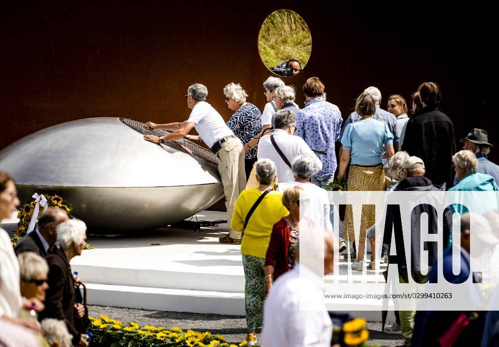 VIJFHUIZEN - Relatives during the commemoration at the National Monument MH17 in Park Vijfhuizen. It is nine years ago that the Malaysia Airlines plane from Amsterdam to Kuala Lumpur was shot down with a Buk missile over Ukraine. ANP SEM VAN DER WAL netherlands out - belgium out